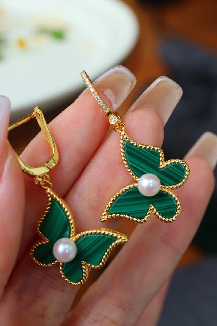 Natural malachite and akoya pearl earrings: These natural malachite and pearl stud earrings, with their simple and versatile design, are a perfect choice for everyday wear. The classic design is timeless and exudes elegance, highlighting the we