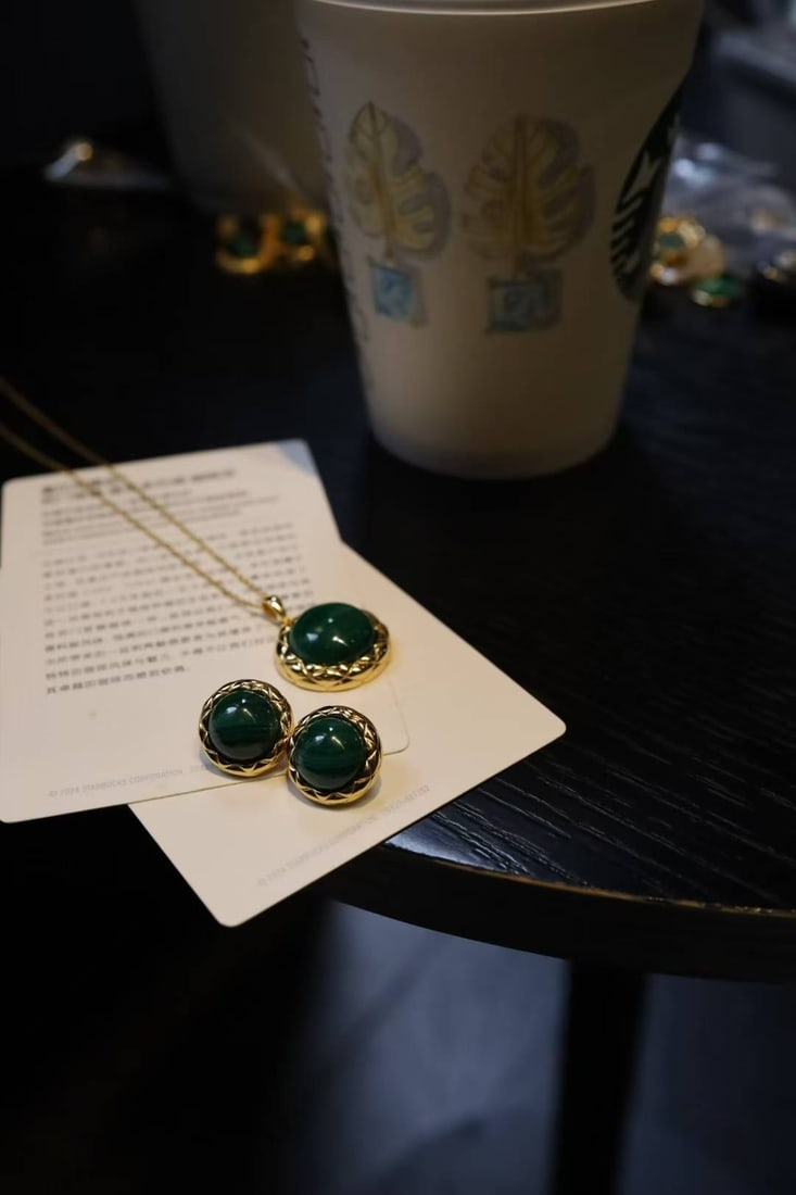 925 Sterling Silver Gold Plated Natural White Mother-of-Pearl Malachite Stud Earrings: This peacock stone set features a classic and minimalist design, showcasing a timeless elegance and style. The unique diamond-shaped pattern gently sways by the ears, adding a touch of fresh and chic