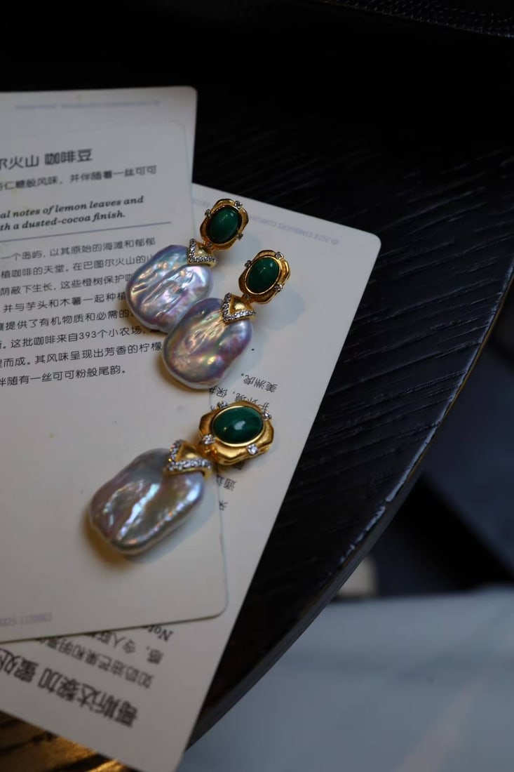 Sterling silver plated gold natural pearl and peacock stone set: This natural pearl and peacock stone set perfectly showcases the wearer's noble temperament with its elegant design and precious materials. The unique texture of the peacock stone complements the soft