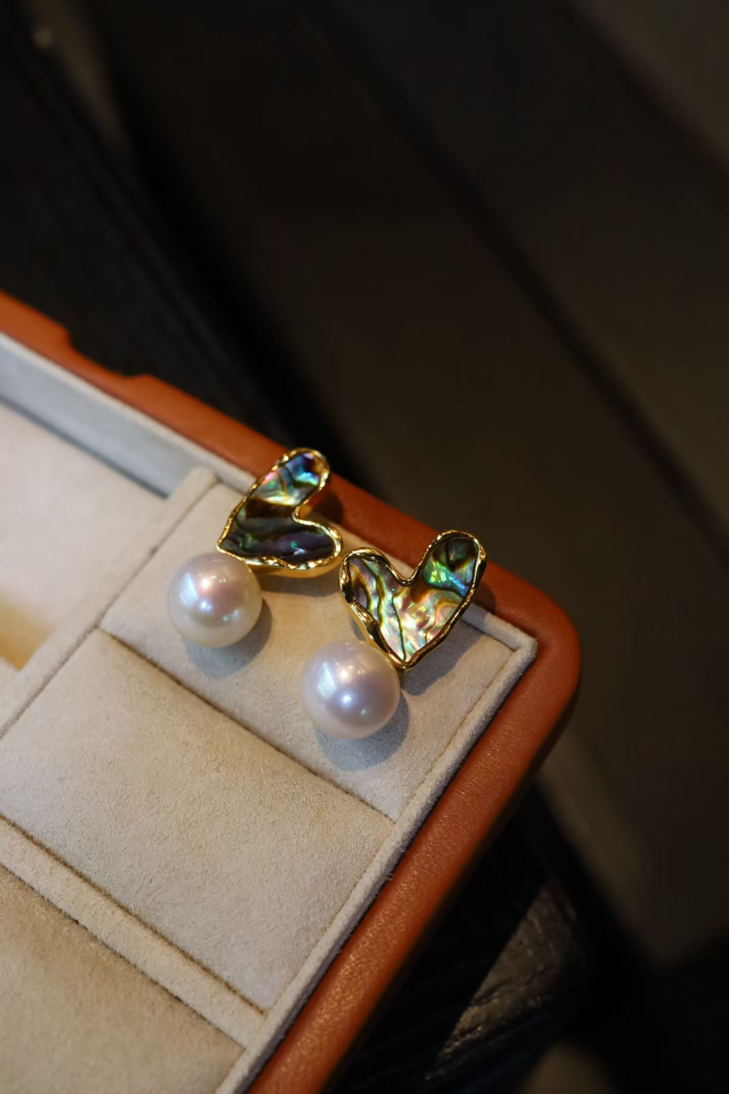 Natural pearl earrings: These earrings feature natural pearls at their center, paired with a unique abalone shell design, showcasing a highly fashionable style. The pearls are of exceptional perfection, radiating a captivati