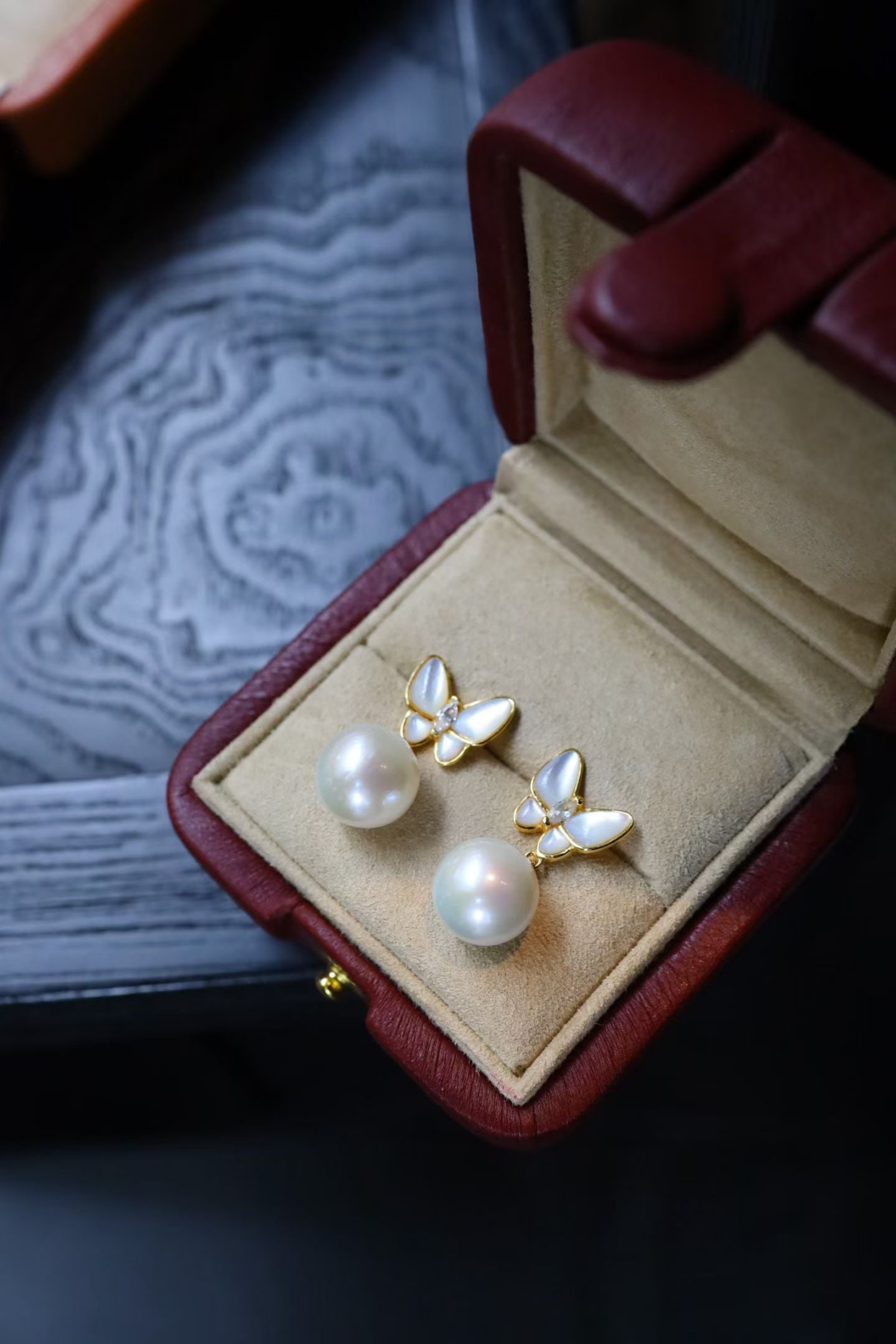 White mother-of-pearl natural pearl small butterfly earrings: White mother-of-pearl natural pearl small butterfly earrings, with very high pearl perfectionMaterial: pure silver plated with gold, 11mm