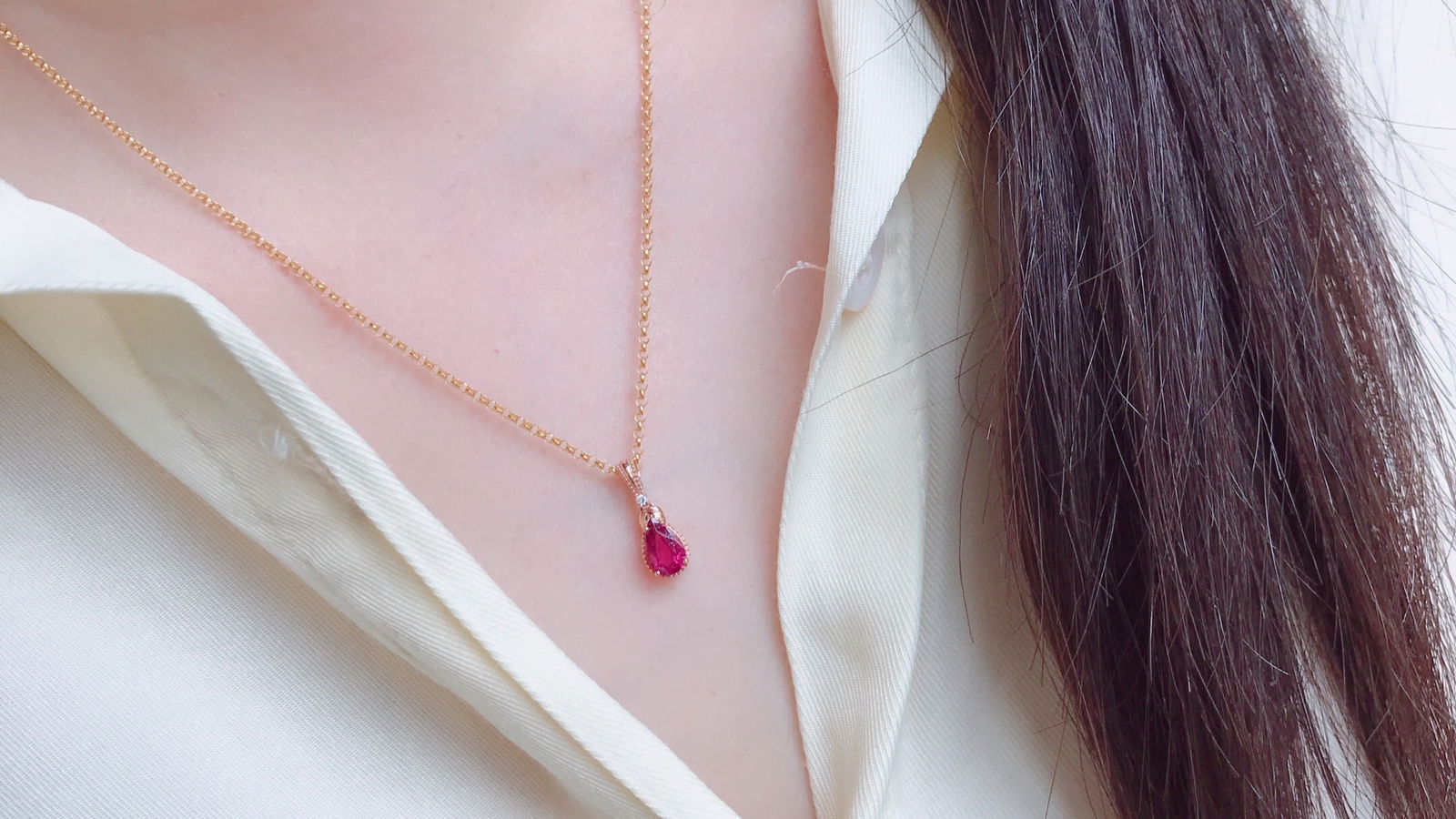 18K gold emerald teardrop pendant: This 18K gold emerald teardrop pendant showcases a simple and elegant design style, perfectly highlighting the wearer's graceful temperament. The crystal is bright and colorful, and the exquisite styl