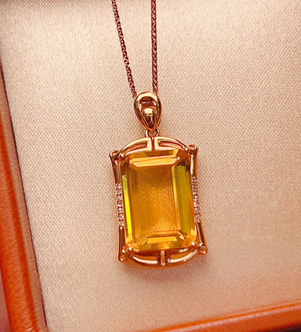 18K gold yellow crystal pendant: This yellow crystal pendant shines as brightly as the sun, symbolizing wealth and auspiciousness. The exquisite 18K gold inlay craftsmanship perfectly sets off the dazzling light of the yellow crystal