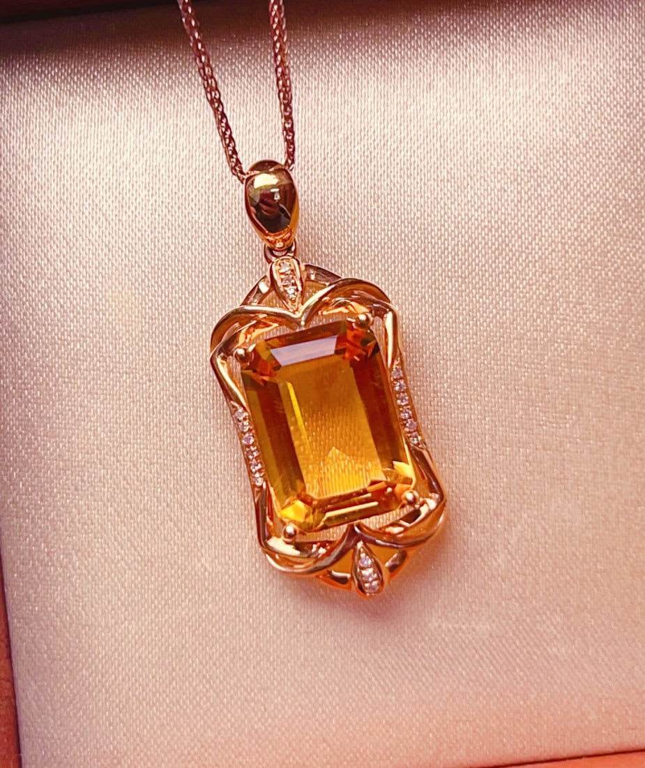 18K gold yellow crystal pendant: This 18K gold yellow crystal pendant perfectly combines the warmth of sunlight with the brilliance of wealth, showcasing a luxurious yet elegant temperament. Yellow crystal, with its fresh and bright