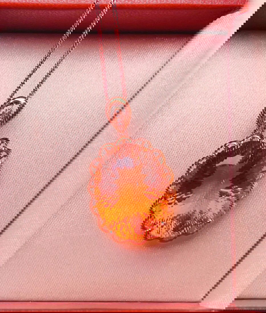 18K gold yellow crystal pendant: This 18K gold yellow crystal pendant, shining like scattered sunlight, perfectly interprets the combination of elegance and luxury. The fresh color of natural yellow crystal seems to add a touch of wa