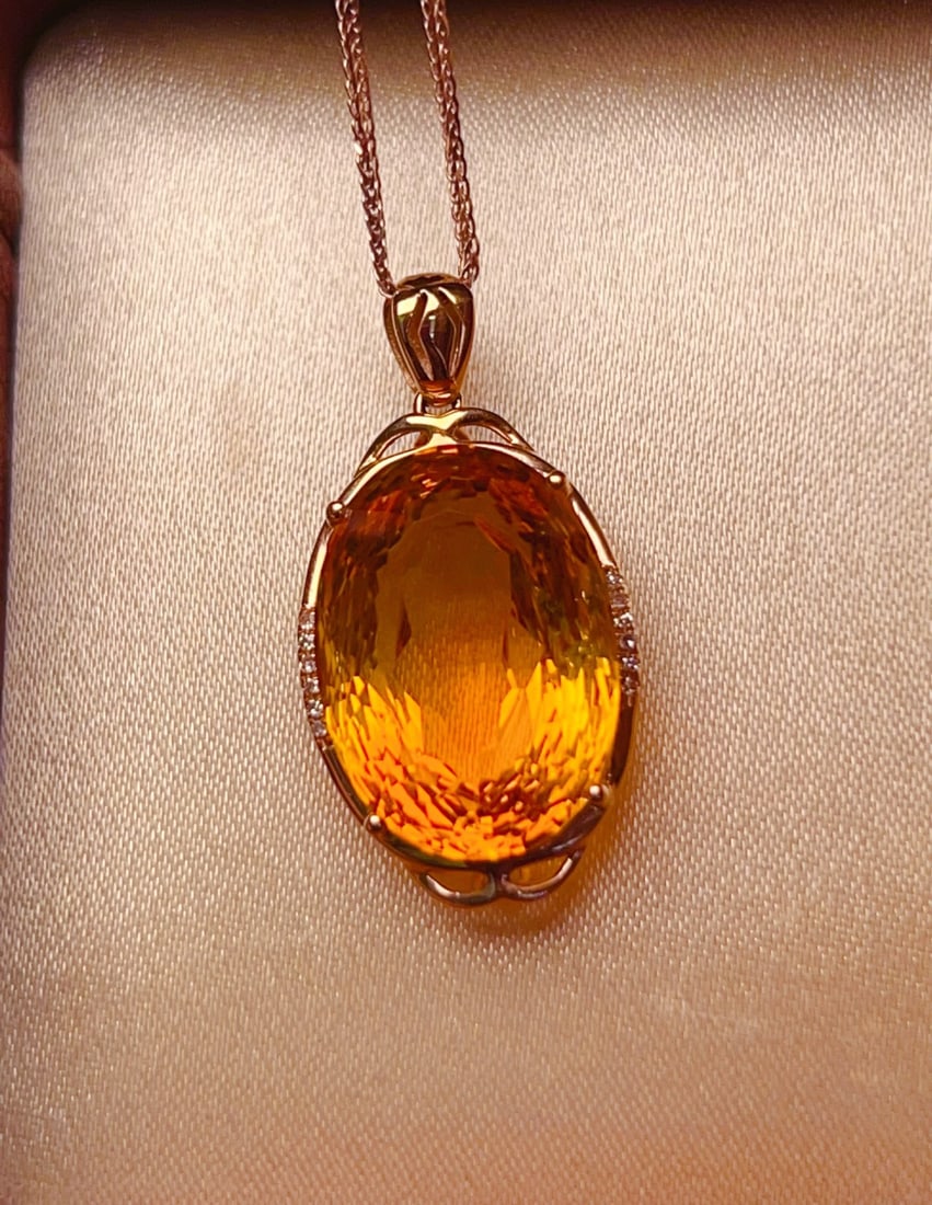 18K gold yellow crystal pendant: This yellow crystal pendant, with its sunny color and the symbolism of the light of wealth, becomes a brilliant piece in your jewelry collection. It is delicately set in natural 18K gold, accompanied
