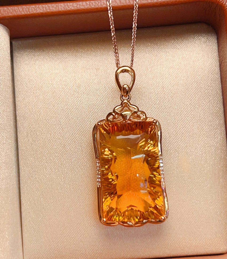 18K gold yellow crystal pendant: This yellow crystal pendant shines like the sun, radiating a warm light of wealth, enchanting and captivating. Exquisitely set in 18K gold, adorned with dazzling diamonds, perfectly accentuating the n