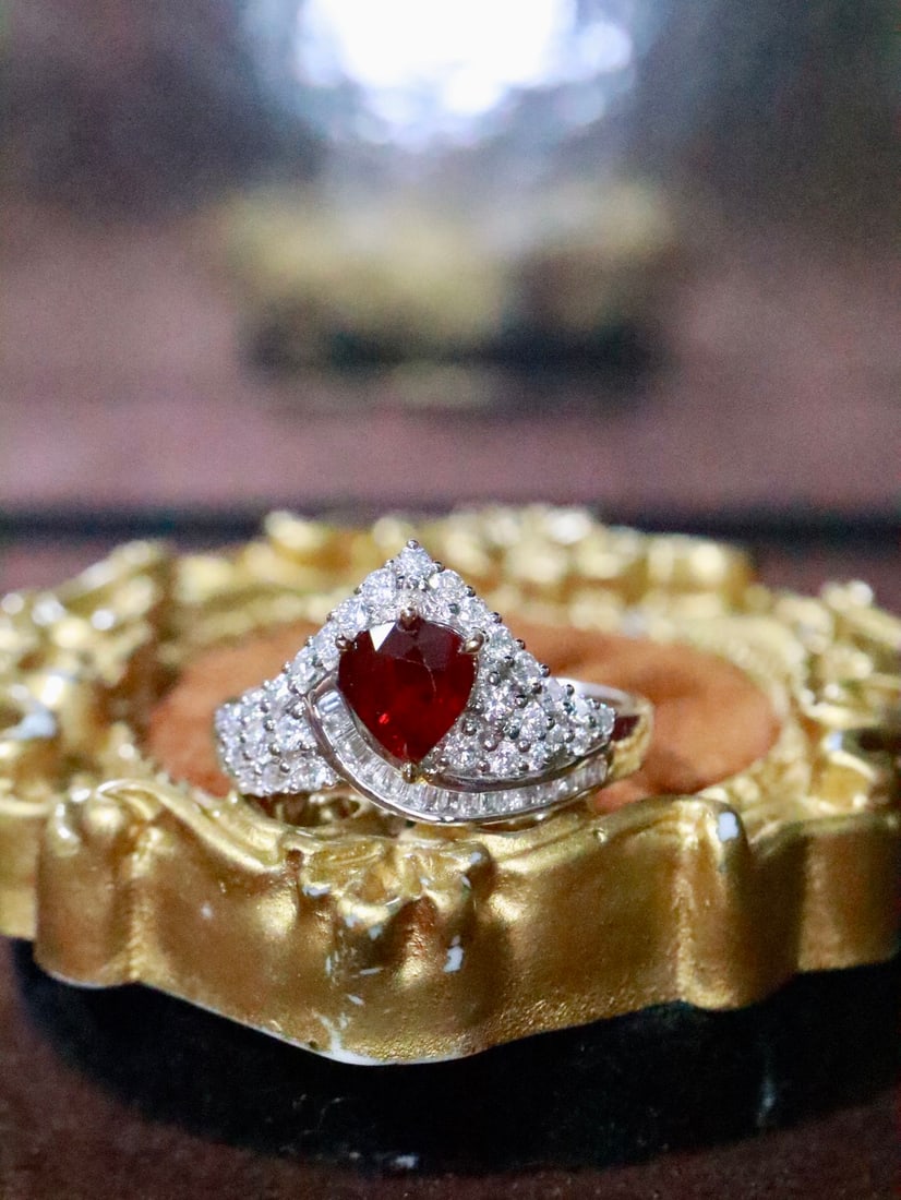 18K gold untreated ruby ring: This non-burning ruby ring embodies a vintage and design-focused style, making it a perfect representation of your unique sophistication. The main stone has a rich and pure color, exuding an undeniabl
