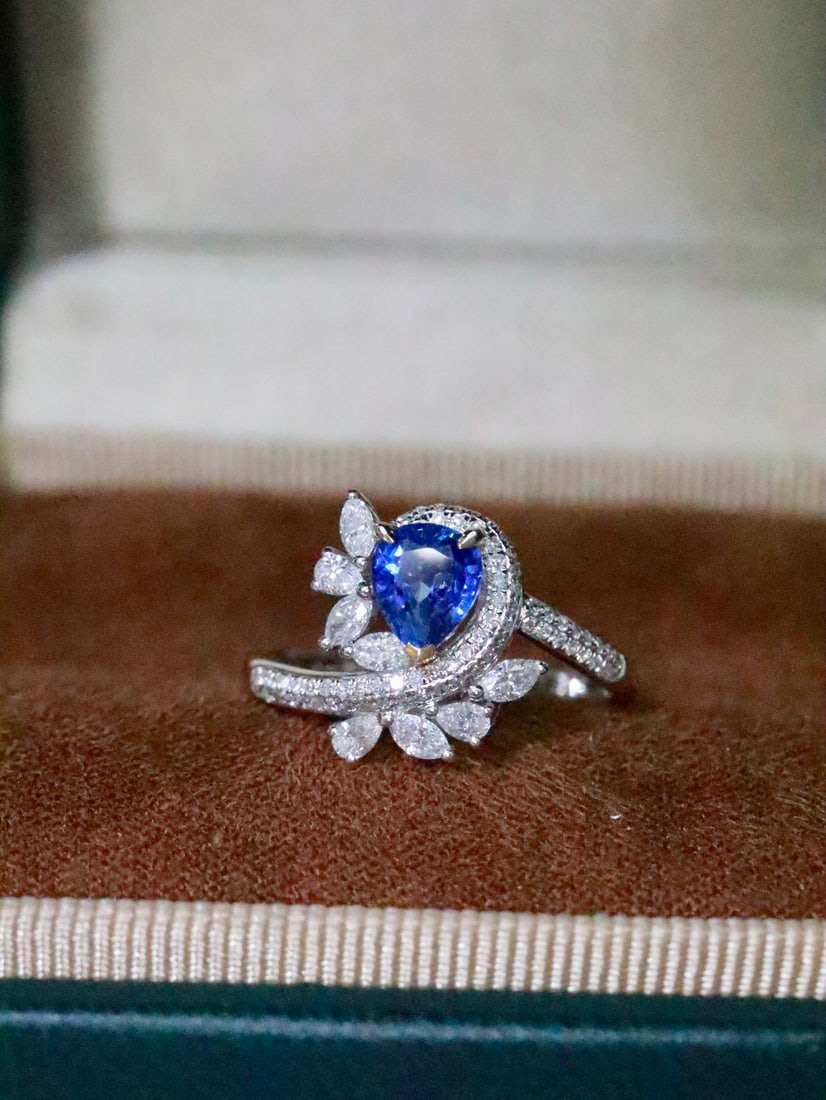 18K gold sapphire ring: This elegant and dynamic sapphire ring perfectly showcases the wearer's noble temperament. Its versatile design is suitable for daily wear, exuding unparalleled luxury and delicacy. The sapphire's col