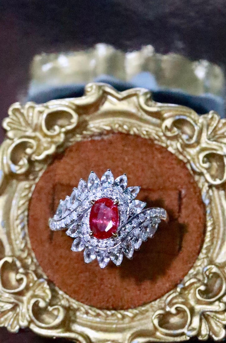 18K gold ruby ring: This ring features a rich and vibrant ruby as the main stone, showcasing an incredible beauty that is both gentle and luxurious. It perfectly elevates the wearer's everyday elegance and is a must-have