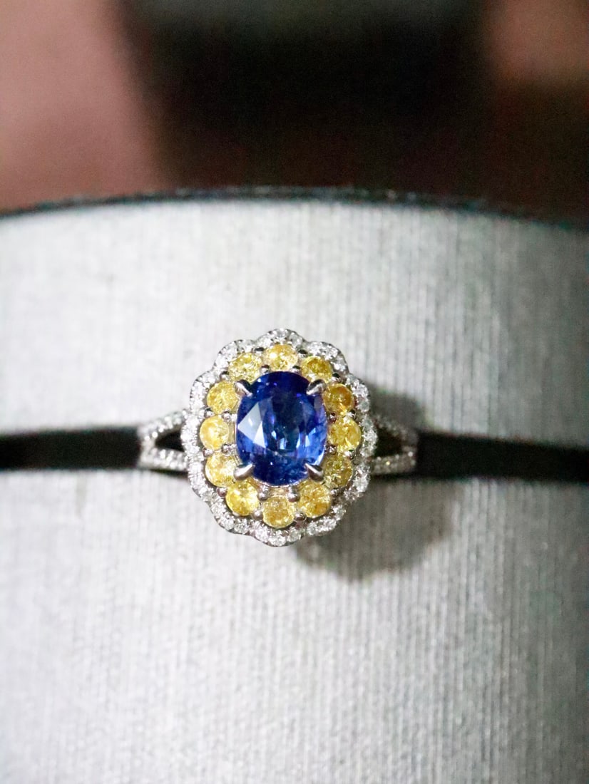 PT950 platinum sapphire ring: This PT950 platinum sapphire ring captivates with its luxurious and grand design. The royal blue sapphire main stone exudes a rich and deep blue hue, as if capturing the boundless night sky at your fi