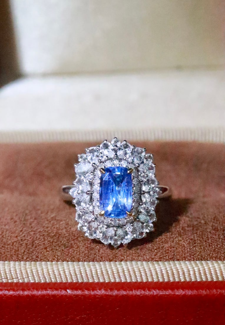 18K gold sapphire ring: This sapphire ring is like a sparkling blue elf between your fingers, with a rich and charming color, and the teardrop style adds elegance and agility. The sapphire's fiery brilliance is dazzling,