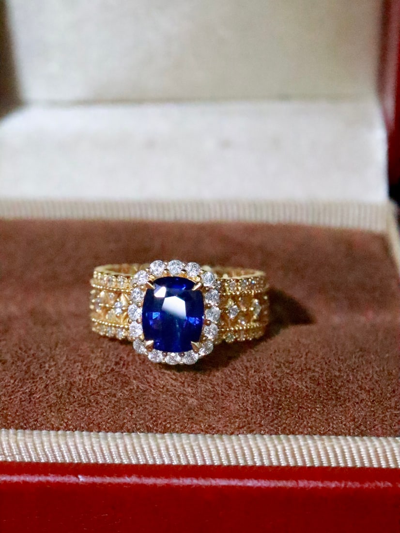 18K gold sapphire ring: This 18K gold sapphire ring, with its exquisite design and rich blue sapphire, symbolizes elegant taste. The deep color of the main stone resembles the boundless night sky, emitting a charming light t
