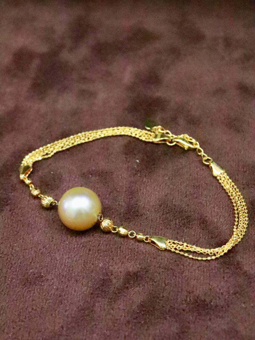 18K Gold South Sea Golden Pearl Bracelet: This 18K gold South Sea pearl bracelet, like a luxurious symphony, perfectly interprets the elegance and nobility of the wearer. The 12mm natural South Sea pearls, with strong luster and minor flaws,