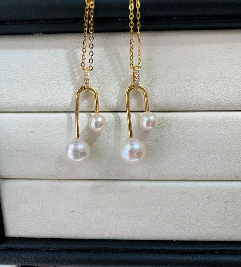 18K Gold Akoya Sea Pearl Pendant: This exquisite musical note design Akoya seawater pearl pendant, like a melodious tune, adorns the neck, adding endless elegance and charm. The 18K gold diamond setting design perfectly complements