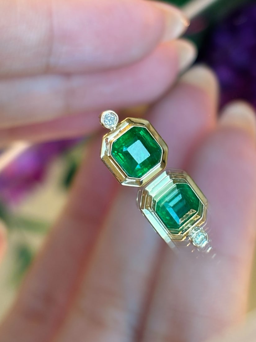 18K gold diamond emerald pendant: This pendant is meticulously crafted in 18K gold, set with a rich and vibrant emerald green emerald, emitting a charming brilliance. The color of the emerald is like an oasis of life, adding