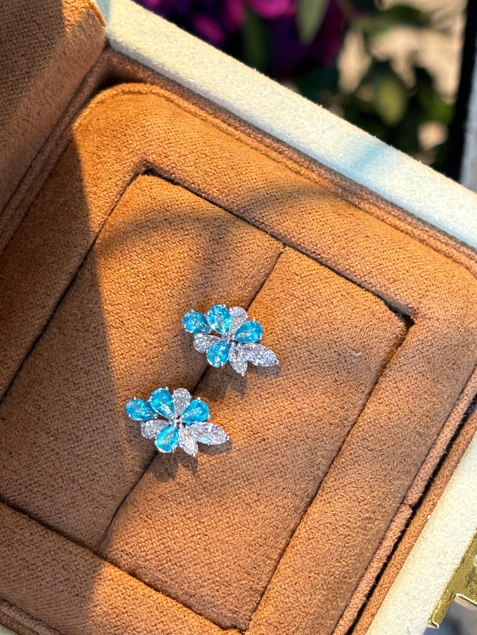 18K gold Paraiba stud earrings: These earrings are meticulously crafted in 18K gold, set with a 0.85-carat neon electric light glass Paraiba, shimmering with ultimate luxury, captivating at first sight. Its design is sleek and perfe