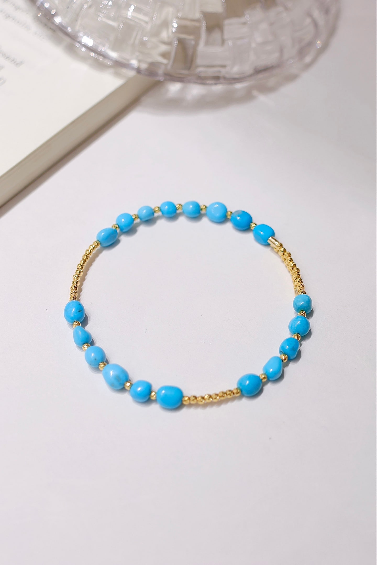 18K gold turquoise bracelet: This bracelet is crafted with 18K gold paired with exquisite turquoise, showcasing a high-end and luxurious style. Its diagonal bead design not only adds visual depth but also captivates the heart at