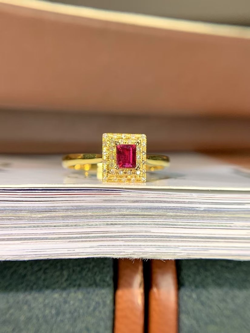 18K Gold Diamond Ruby Ring: This 18K gold ruby ring, with its dazzling fire color and elegant design, becomes the perfect daily adornment for every wearer. The intense color of the ruby combined with exquisite craftsmanship high