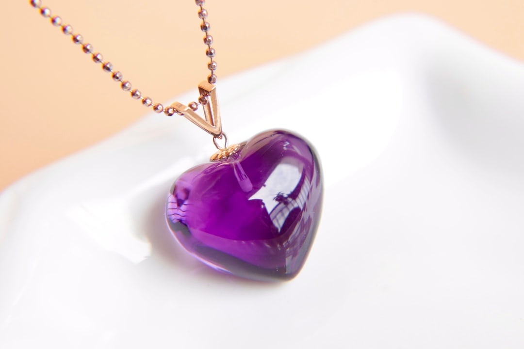 18K gold amethyst pendant: This 18K gold amethyst pendant, with its exquisite craftsmanship and noble design, adds a touch of luxury to your daily attire. The captivating color of the amethyst complements the luster of the 18K