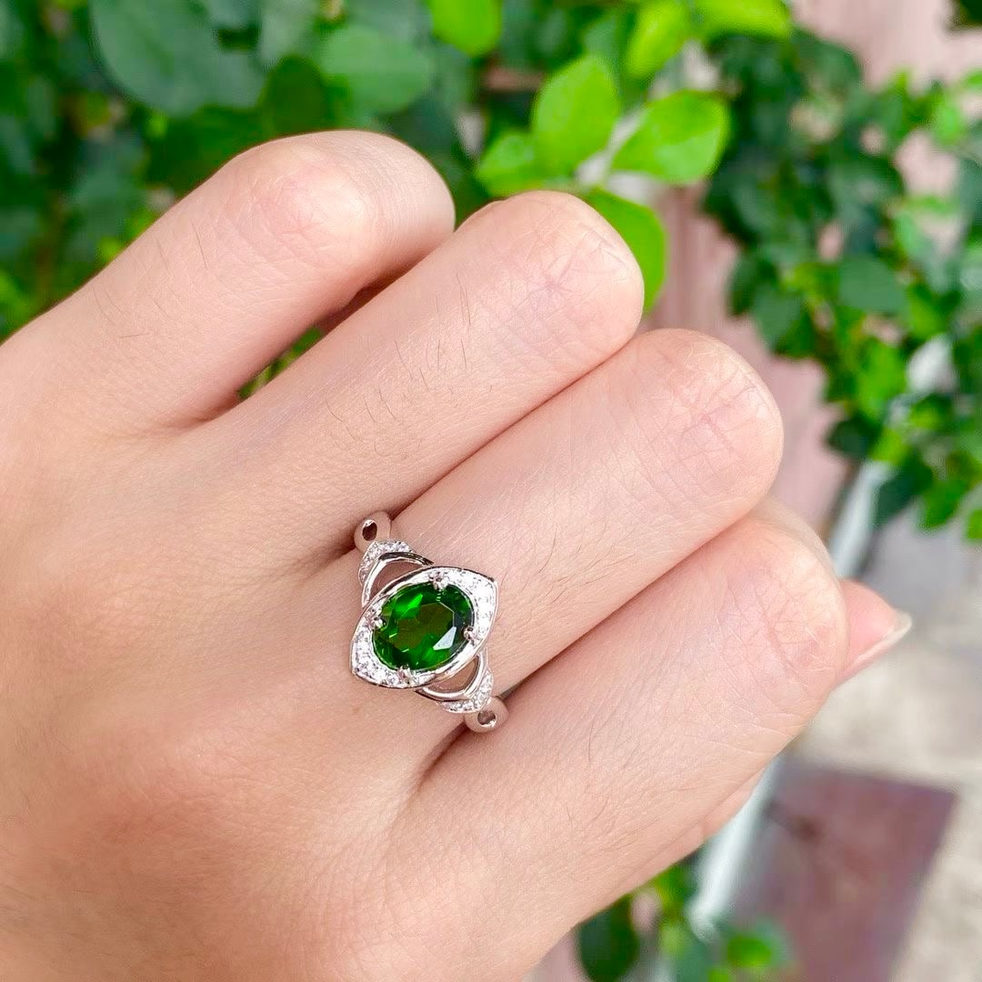 925 silver set with natural moonstone ring: This ring features a natural iridescent stone set in silver, showcasing a beautiful and bright radiance that captivates at first sight. The color of the iridescent stone resembles morning dew, pure an