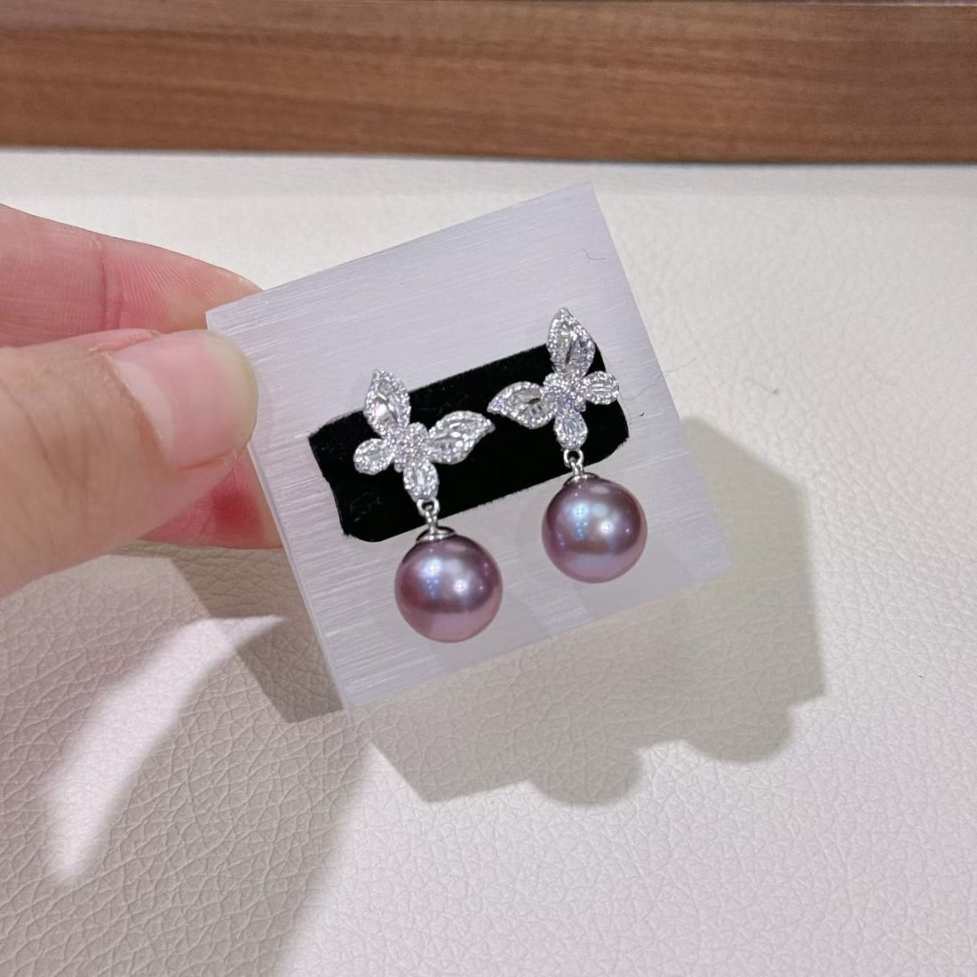 Sterling silver purple Edison pearl earrings: These earrings feature elegant purple Edison pearls as the core, showcasing the abundant gifts of nature. Each pearl emits a charming luster, flawless, presenting a refreshing and neat visual effect o