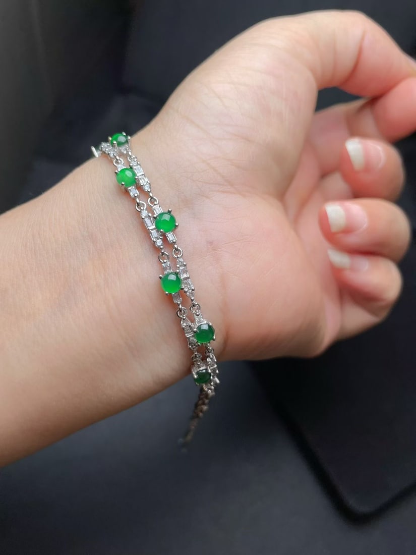 Silver Jadeite bracelet: This Jadeite bracelet is renowned for its all-green color, with each bead carefully selected to showcase a captivating shade of bright green. The natural luster and delicate texture of the Jadeite per