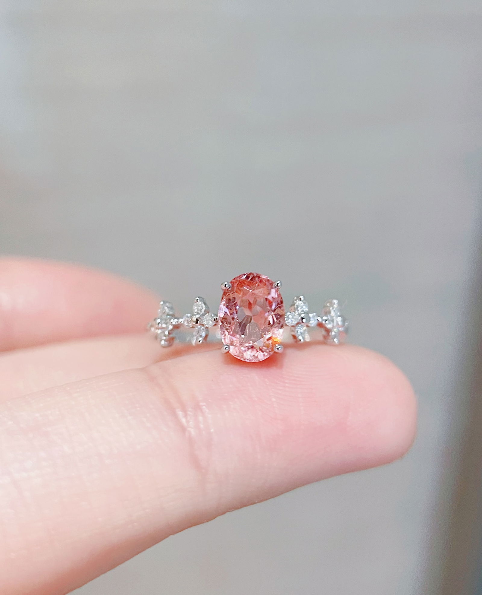 18K gold diamond pink tourmaline ring: This ring showcases the luxury of 18K gold and the dazzling brilliance of natural diamonds, paired with pink tourmaline, creating an elegant and noble overall design. The gentle and sophisticated colo
