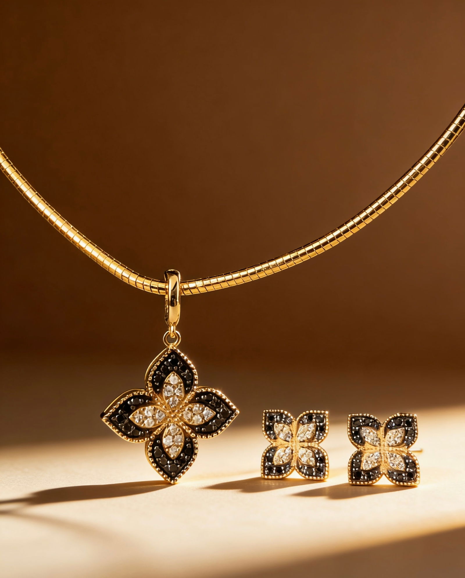 18K gold diamond four-leaf clover set: This 18K gold black diamond four-leaf clover set perfectly embodies the combination of personality and elegance. The sparkling natural diamonds, paired with mysterious and unique black diamonds, give