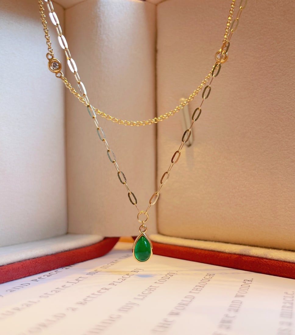 Emerald necklace: This emerald necklace is the finishing touch in autumn and winter outfits, exuding a gentle and charming radiance. Hanging delicate romance around the neck, each wear feels like an elegant encounter.