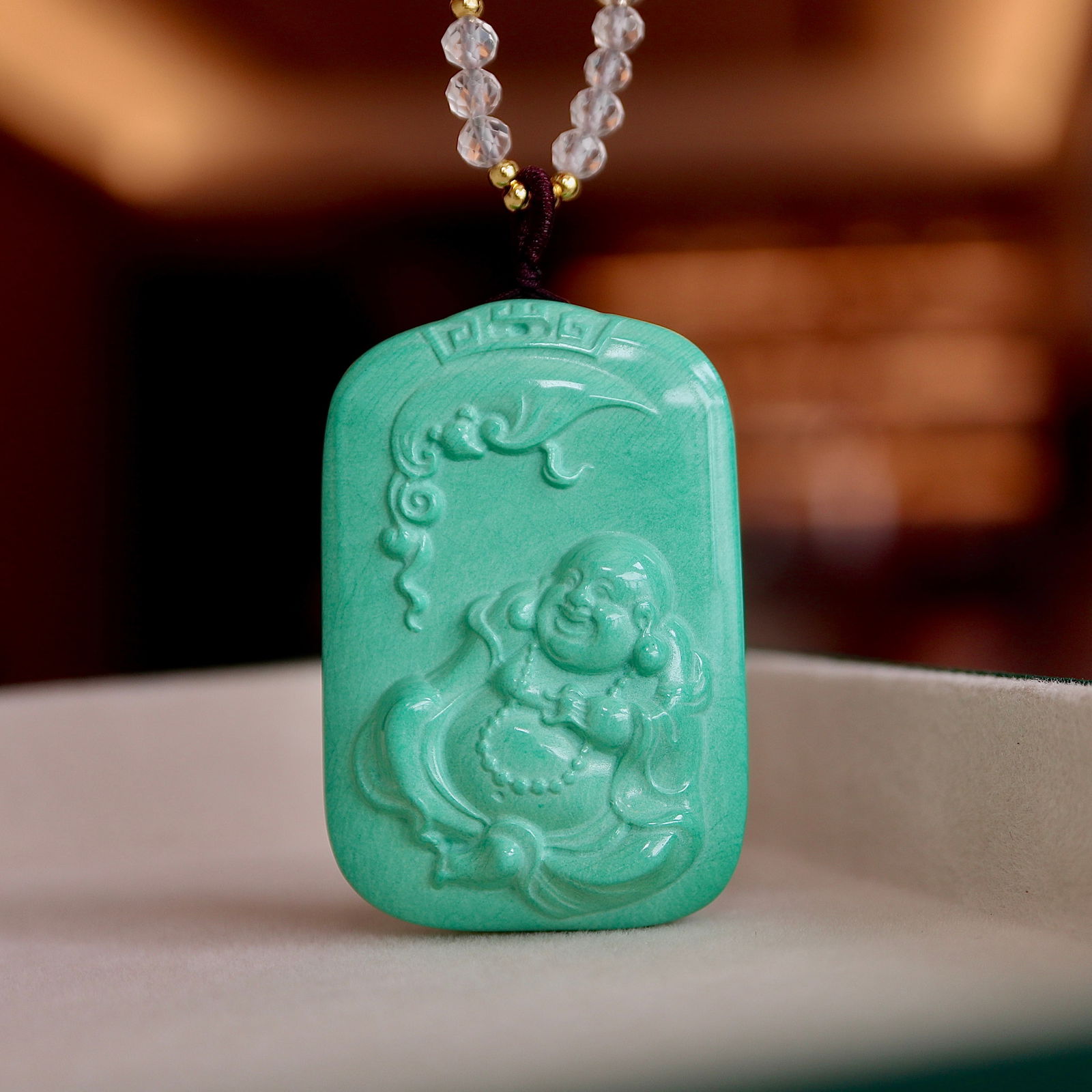 Natural turquoise necklace: This natural turquoise necklace showcases a full and three-dimensional beauty with its high translucency and jelly-like green color, resembling a piece of art treasure. Selected from old mines, the