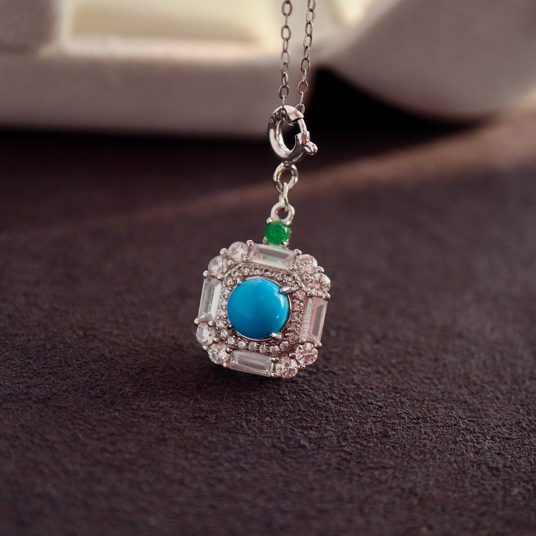 S925 pure silver turquoise pendant: This pendant is carefully set with S925 sterling silver and features high-quality Sleeping Beauty turquoise, emitting a simple yet sophisticated charm. It has a high appearance rate and can be