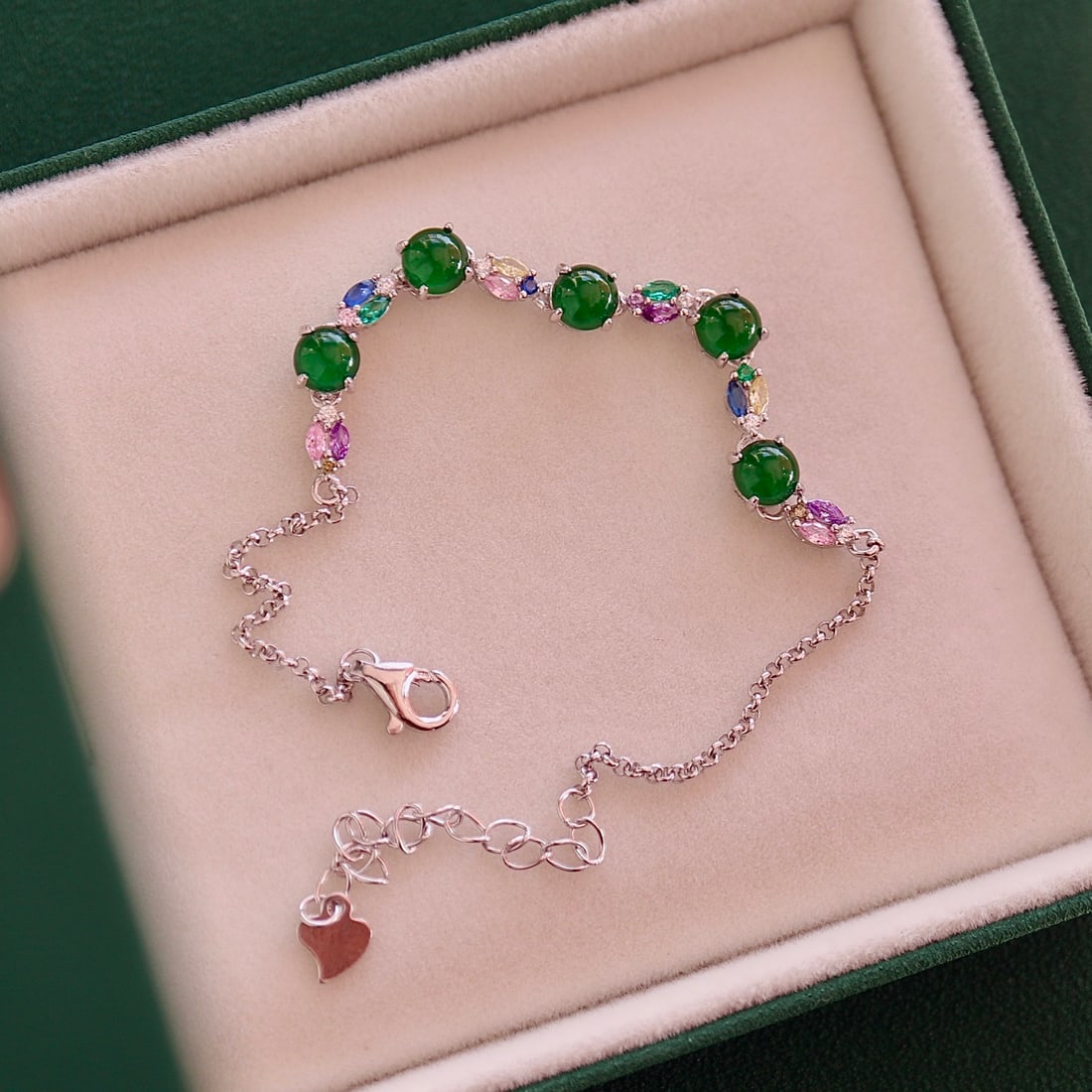 Sterling silver Jadeite bracelet: This bracelet is mainly made of natural jadeite, with five full green jadeites connected together, presenting a translucent ice-like texture in a sunny green color, like a touch of fresh greenery,
