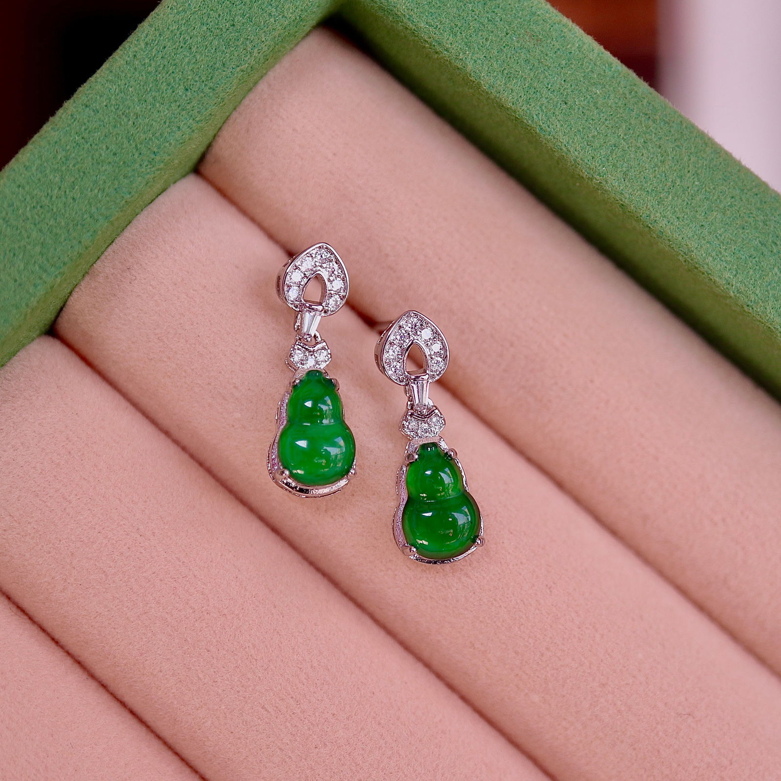 Jadeite gourd earrings: This earring is meticulously crafted with natural Type A jadeite, showcasing a full and vibrant green texture, exuding an elegant and charming aura when worn, like a fairy. Its simple and stylish