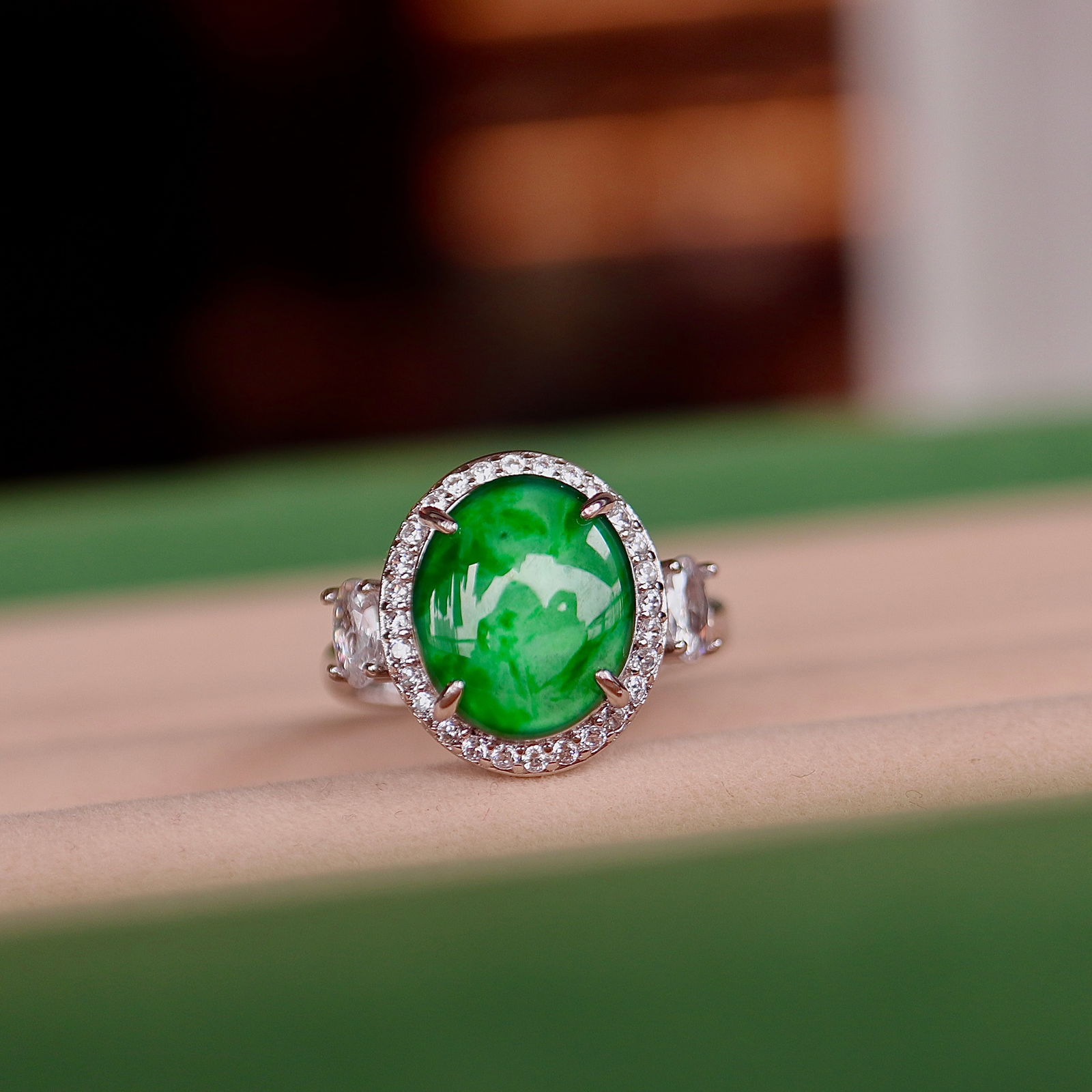Jadeite ring: This ring features natural Type A jadeite as the main stone, resembling a large pigeon egg, exuding an unparalleled sense of luxury. The exquisite inlay craftsmanship allows this ring to be simple yet