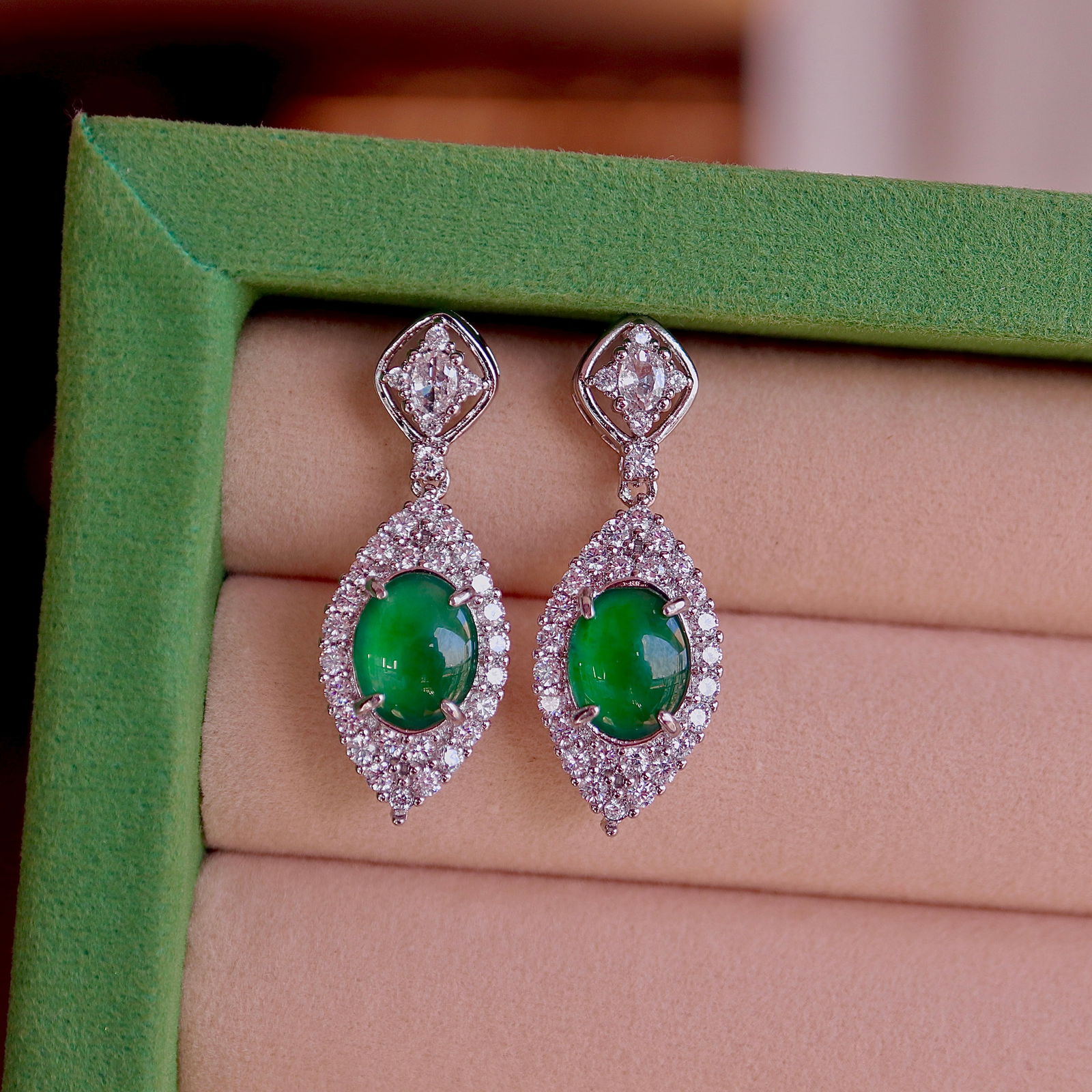 Jadeite earrings: This natural jadeite egg-shaped stud earring is exquisitely inlaid, simple yet elegant, perfectly showcasing the rich color of high-quality ice type A jadeite in yang green. Its simple and elegant