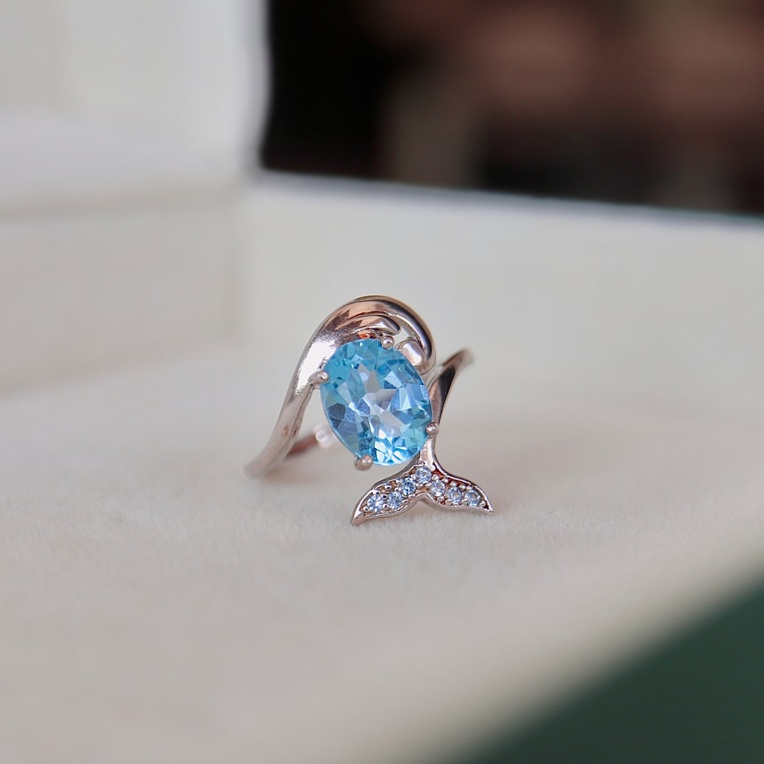 S925 silver ring with topaz setting: This ring features a natural Swiss blue topaz as the main stone, showcasing a healing blue hue. Its color is fresh and elegant, reminiscent of a refreshing sea breeze, instantly elevating the