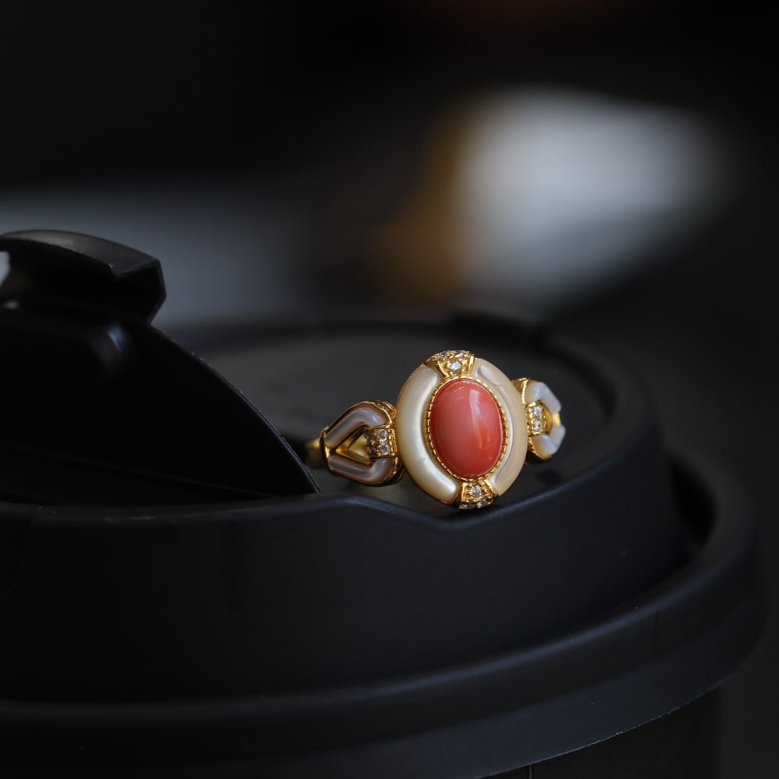 S925 Silver Red Coral Ring: This red coral ring features a core stone of tender red coral, emitting a super bright light, praised as the perfect combination of angelic skin and childlike face. The warm texture of natural shells