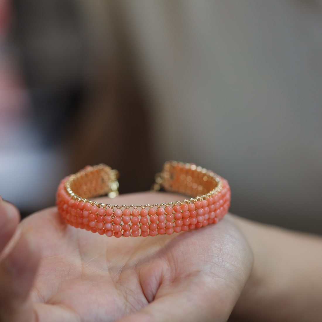 Natural red coral bracelet: This bracelet is made of natural red coral as the main material, each carefully selected, as delicate and smooth as angel skin, showing a unique beauty of fashion simplicity. The pure hand-woven