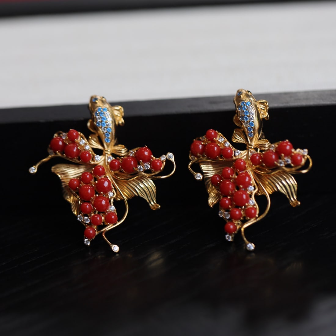 S925 silver inlaid red coral brooch pendant: This natural red coral goldfish brooch pendant cleverly blends traditional and modern design, showcasing a unique Chinese elegance. Exquisite S925 silver lines outline the lively goldfish, embellished