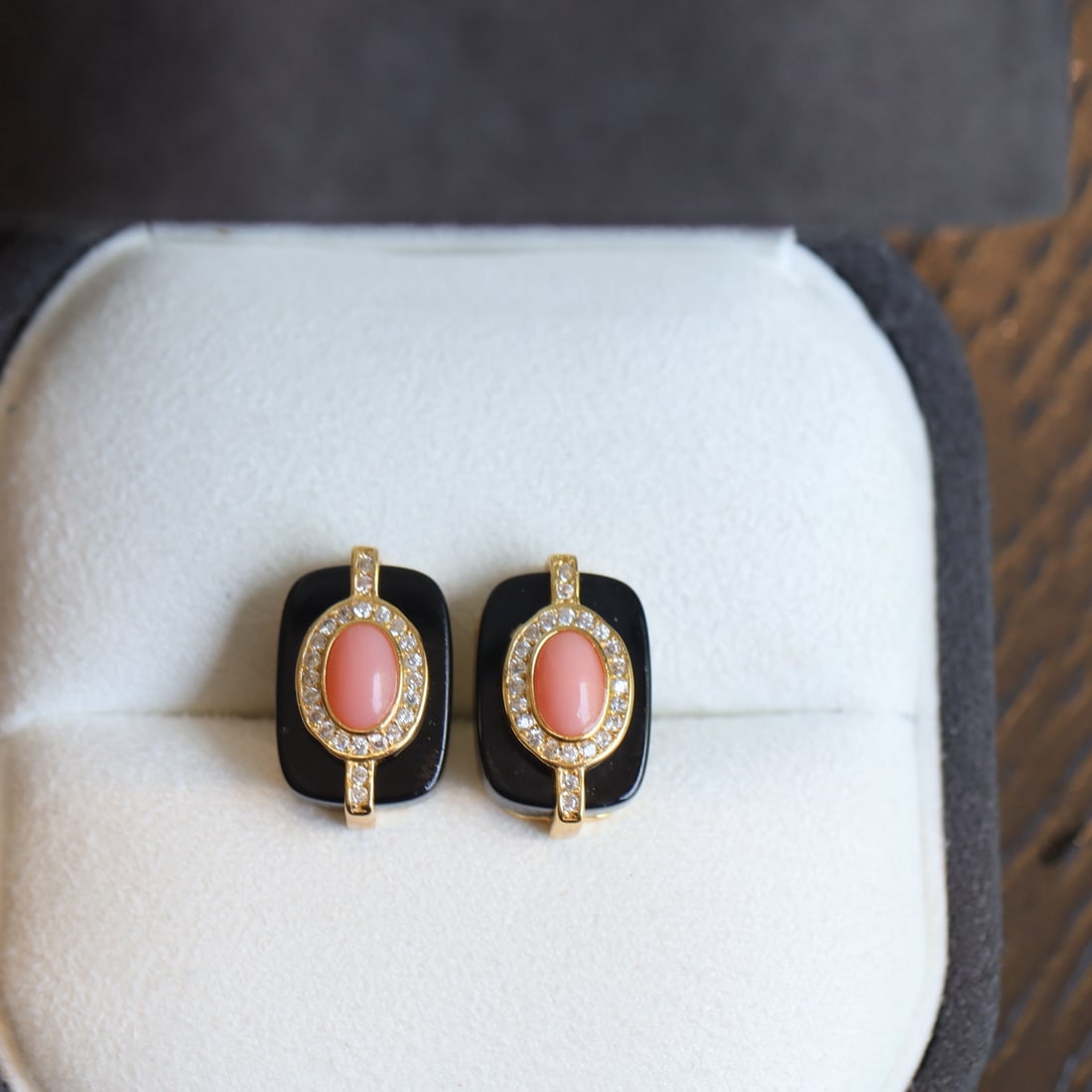 S925 silver earrings with inlaid black agate and coral.: This pair of S925 silver earrings with black agate and coral inlays showcases a fashionable and sophisticated charm with its unique colors and design. Whether worn daily or for special occasions, it c