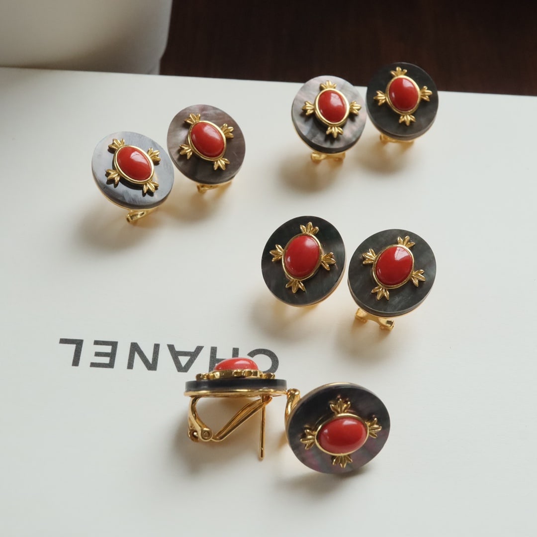 S925 silver inlaid red coral stud earrings: This red coral stud earring has become a favorite in the fashion world for its natural color and elegant design. The earring features a simple and stylish design, with the craftsmanship of shell inlay