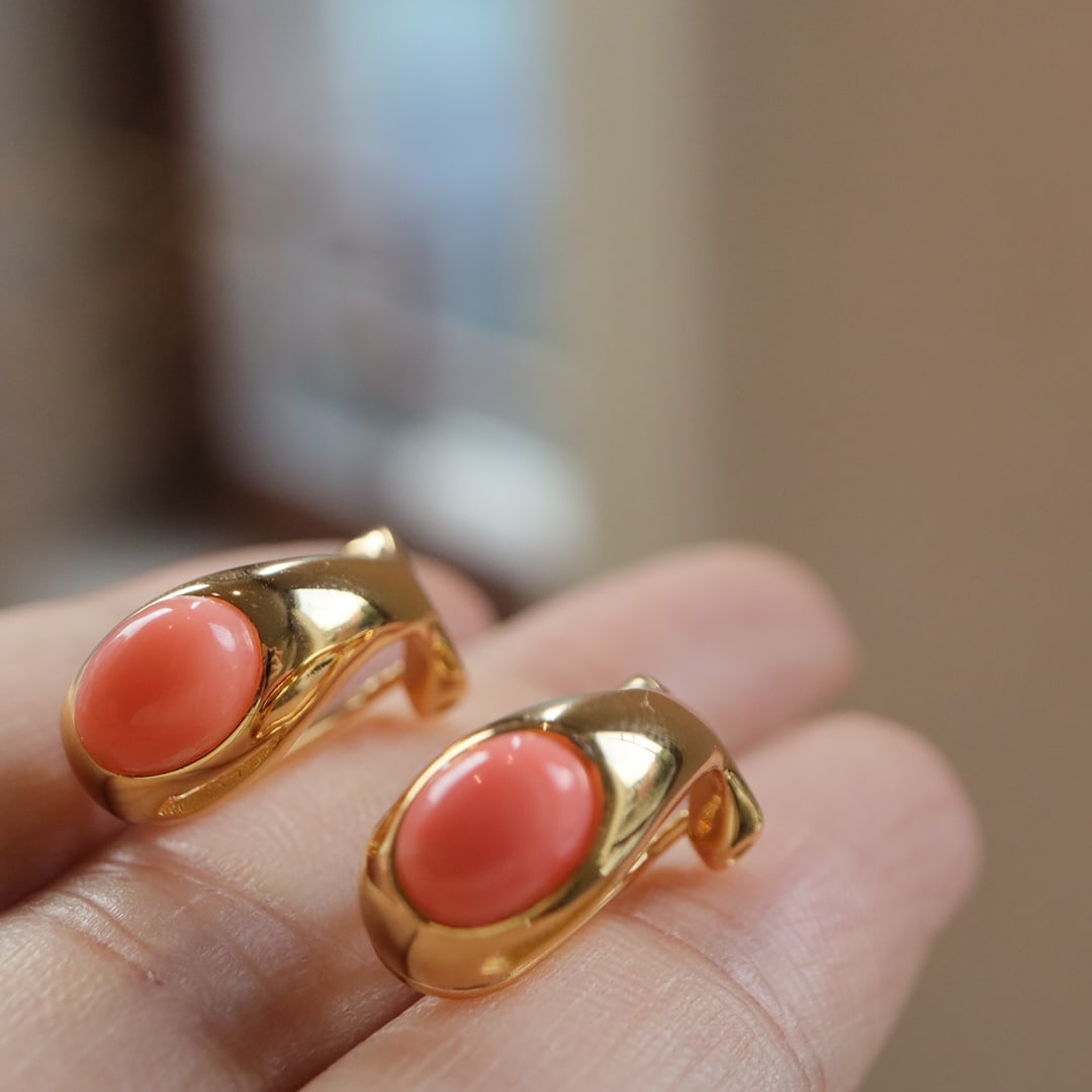 S925 silver earrings with inlaid red coral: These earrings feature natural red coral as the main stone, showcasing a delicate pink luster reminiscent of baby skin, which is refreshing to the eyes. Its youthful and fashionable design allows the