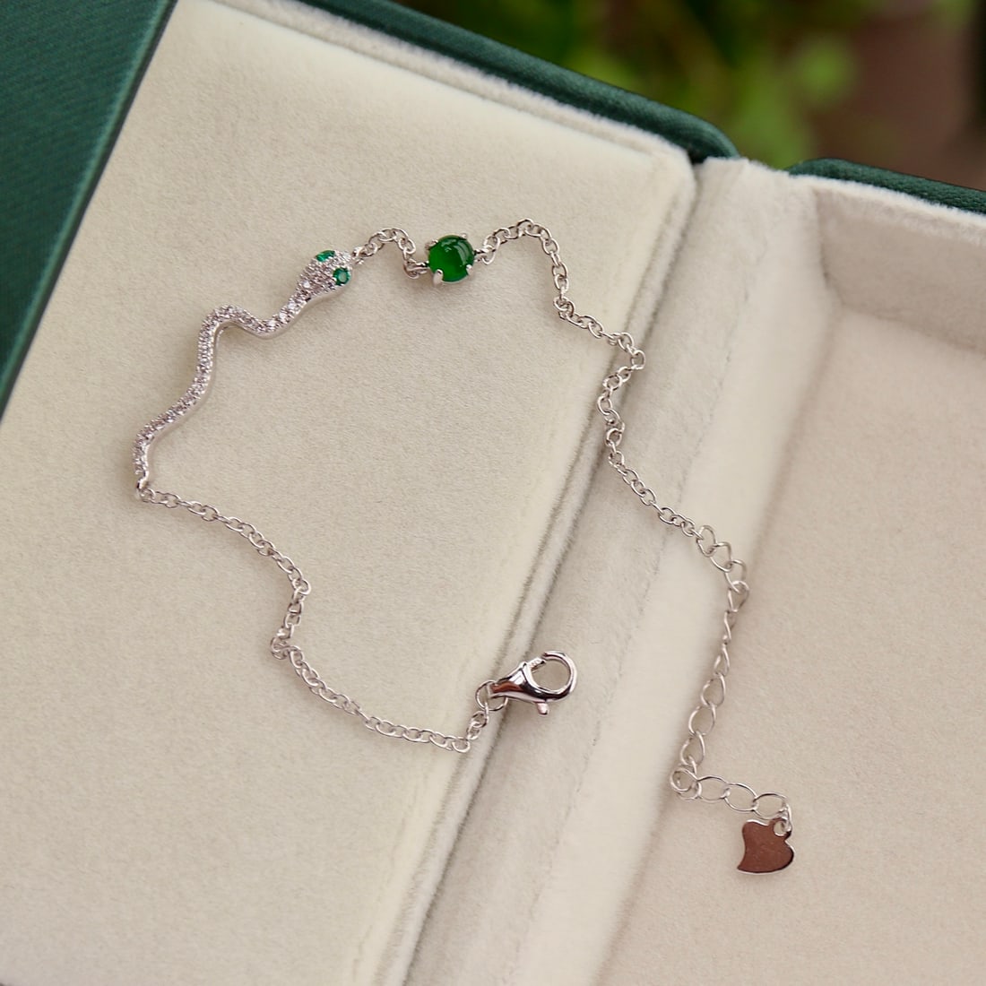 S925 sterling silver plated with 18k white gold Jadeite bracelet: This bracelet features natural Jadeite as the main stone, with a simple design of S925 sterling silver plated with 18k white gold, showcasing an elegant temperament. The rich sun green color of the Ja