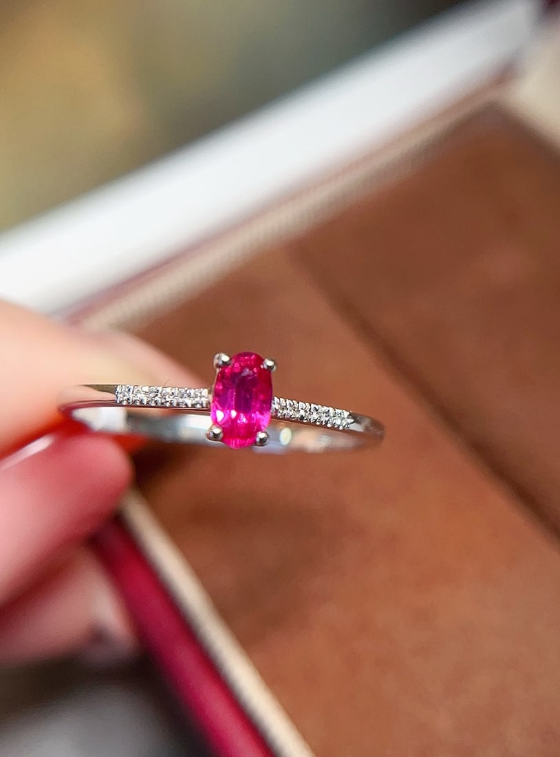 18K Gold Ruby Ring: This 18K gold ruby ring features a untreated natural ruby at its center, showcasing a glass-like brilliant luster. It has excellent fire, with a vivid and charming color resembling a captivating red f