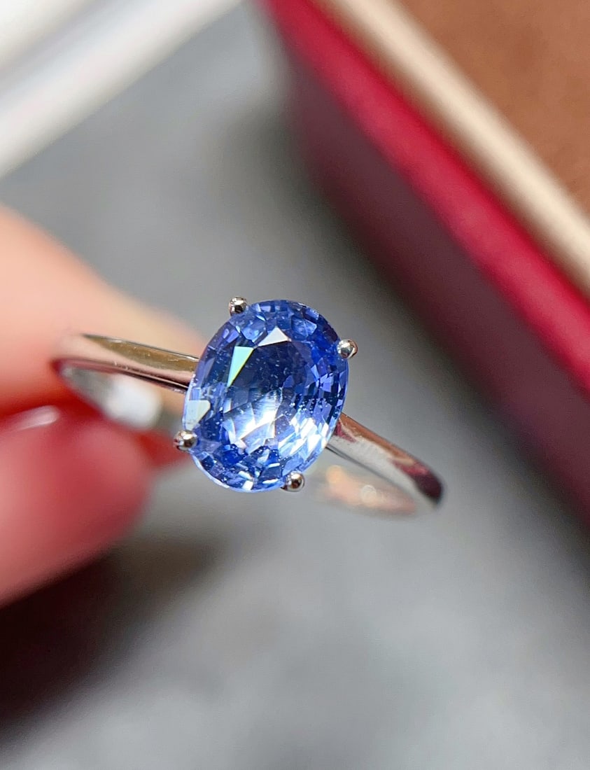 18K gold sapphire ring: This 18K gold sapphire ring, with its glass-like transparency and deep cornflower blue color, perfectly embodies the bright and concise style of minimalism. It is not only a versatile piece for daily