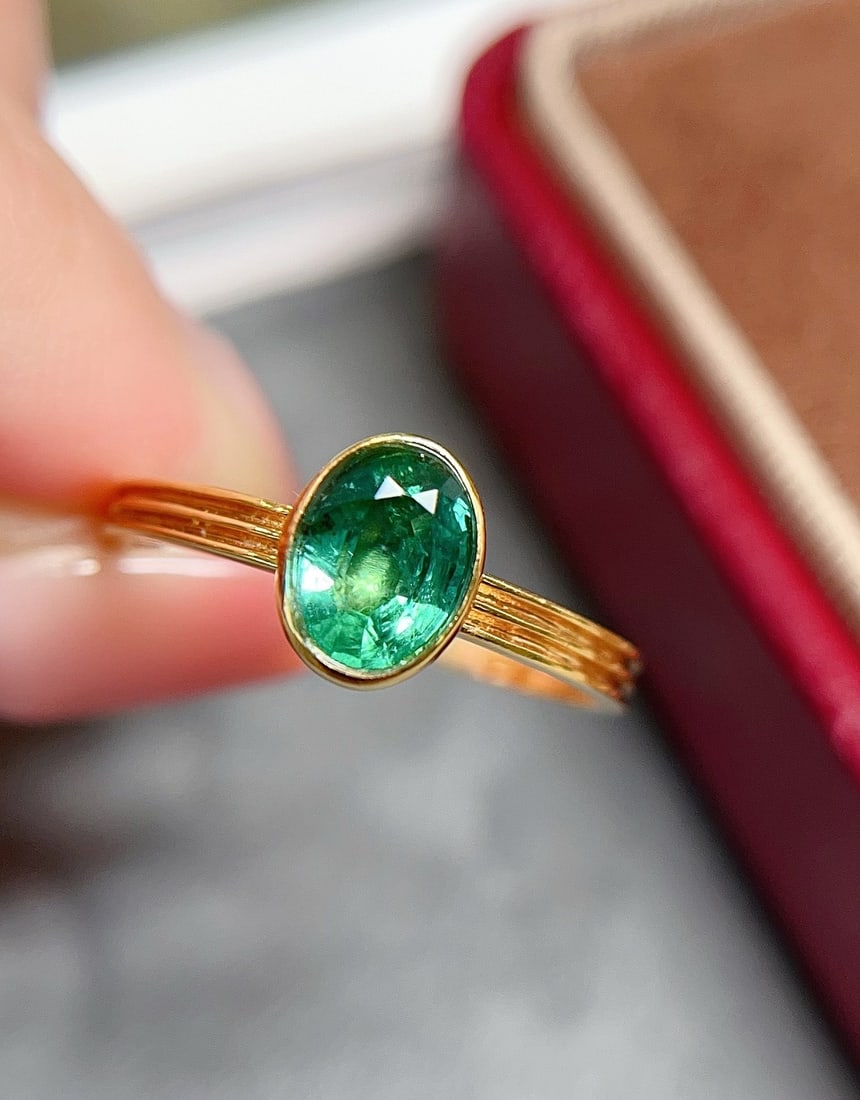 18K gold emerald ring: This ring is meticulously crafted in 18K gold, set with a vibrant emerald green emerald, showcasing a glass-like transparent texture. The main stone, with its rich green hue and high clarity,