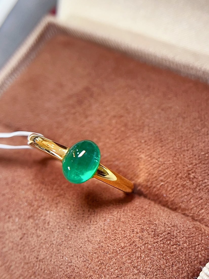 18K gold emerald ring: This 18K gold emerald ring, with its charming spicy green hue and bright fluorescence effect, becomes a dazzling gem in your jewelry collection. The carefully selected emerald main stone is