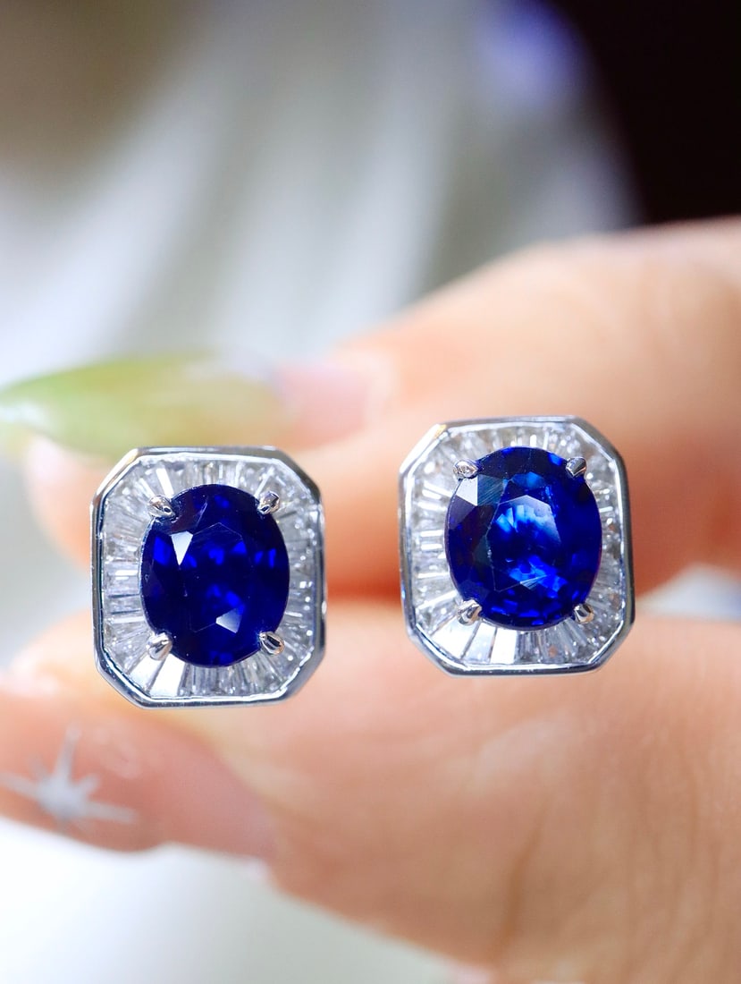18K gold sapphire stud earrings: These earrings are meticulously crafted with 18K gold and set with royal blue sapphires, exuding an elegant and charming allure. The deep color of the sapphires is as captivating as the night sky,