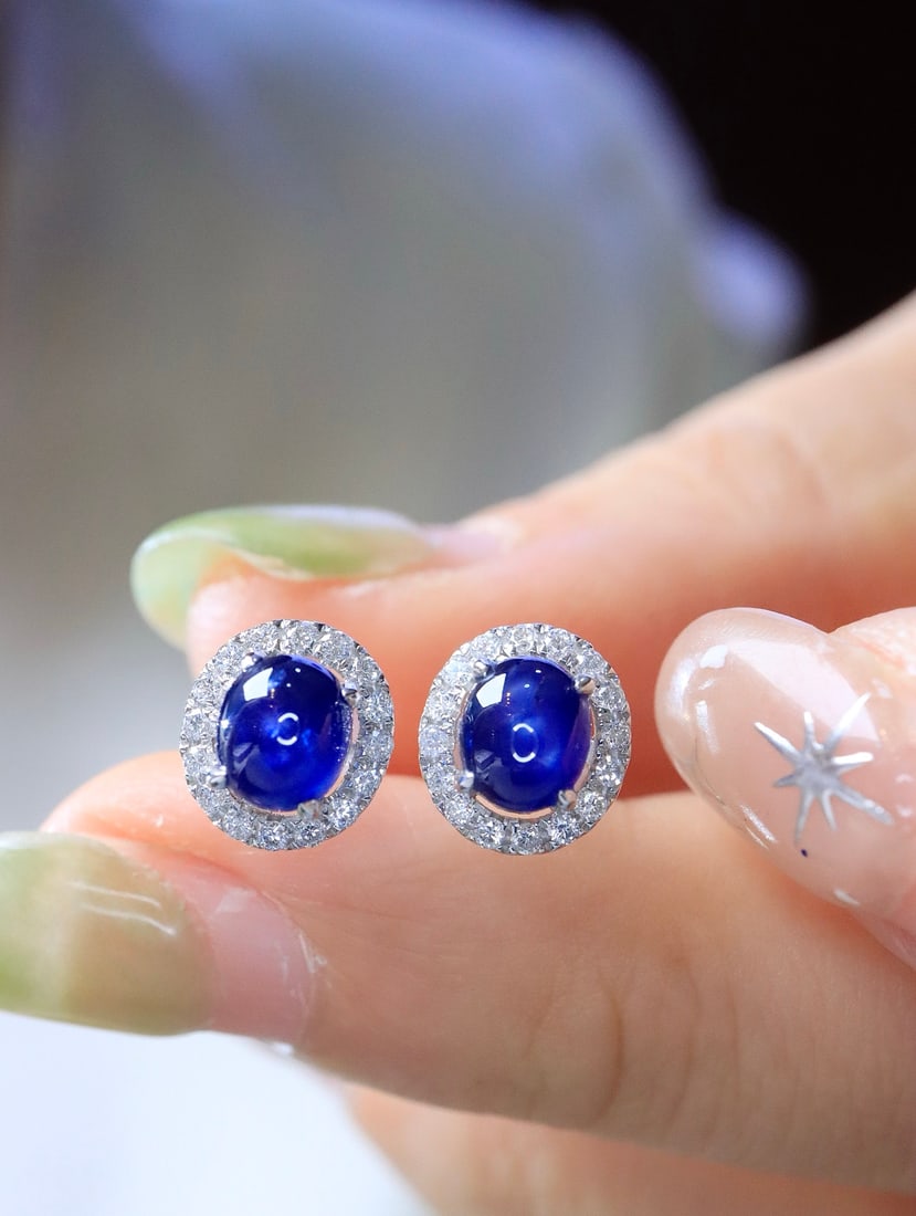 18K Gold Star Sapphire Earrings: These 18K gold sapphire earrings, with their classic design and sophisticated style, bring unparalleled charm to the wearer. The sapphires display a stunning royal blue color, beautifully clear and ex